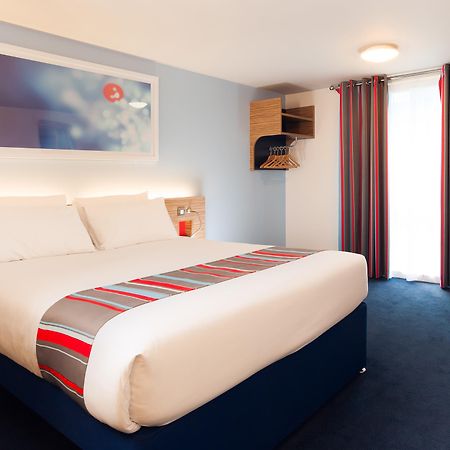 Ibis Budget London Heathrow T5 Слау Экстерьер фото