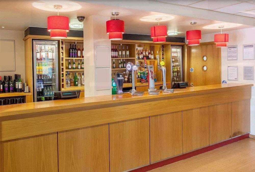 Ibis Budget London Heathrow T5 Слау Экстерьер фото