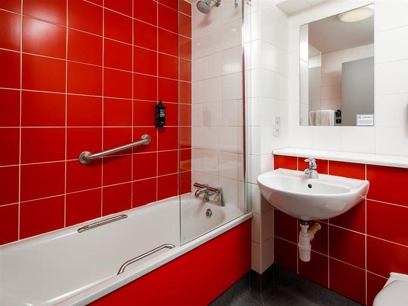 Ibis Budget London Heathrow T5 Слау Экстерьер фото