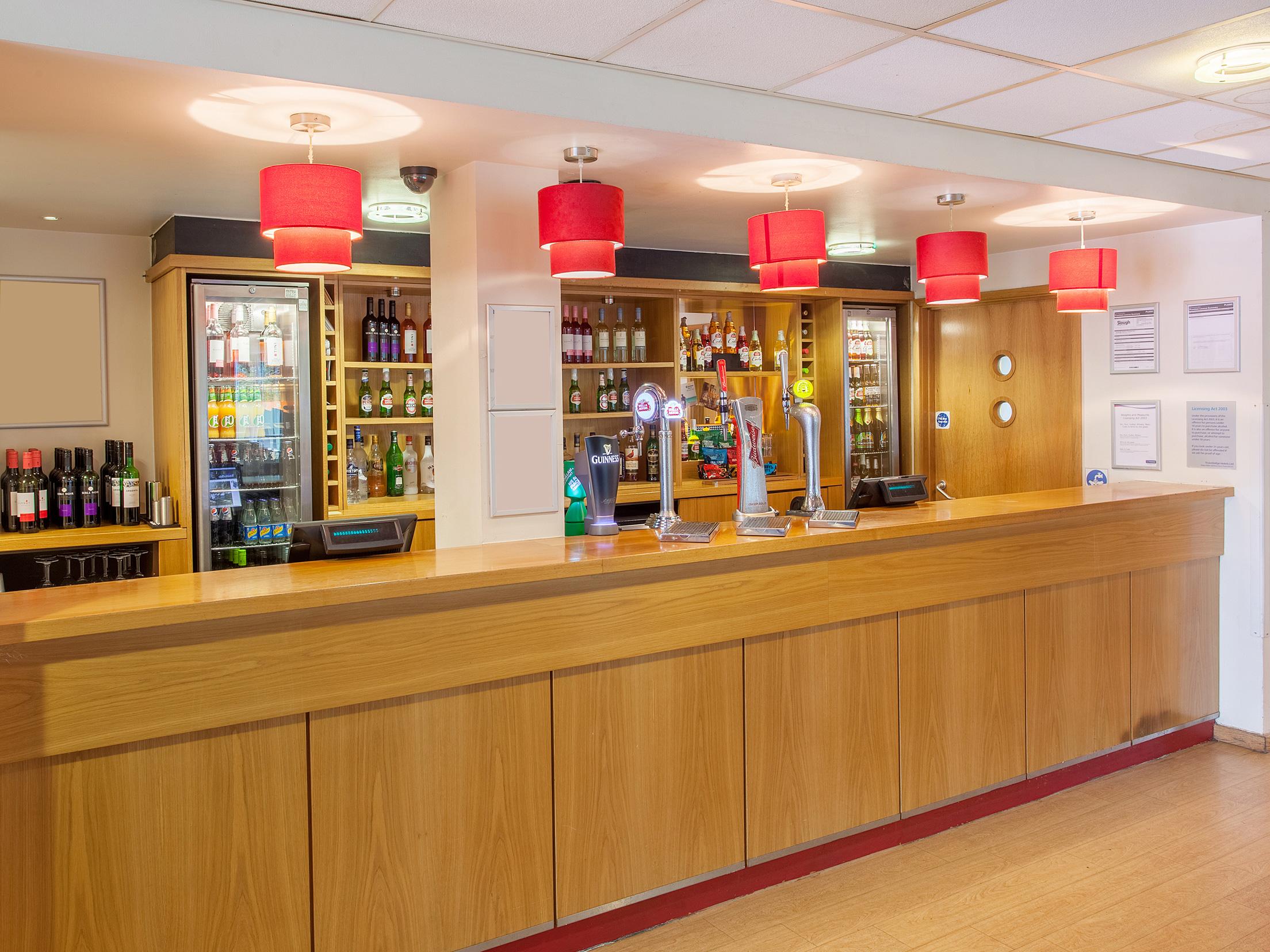 Ibis Budget London Heathrow T5 Слау Экстерьер фото