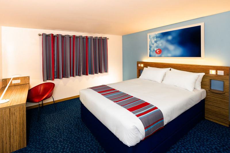 Ibis Budget London Heathrow T5 Слау Экстерьер фото