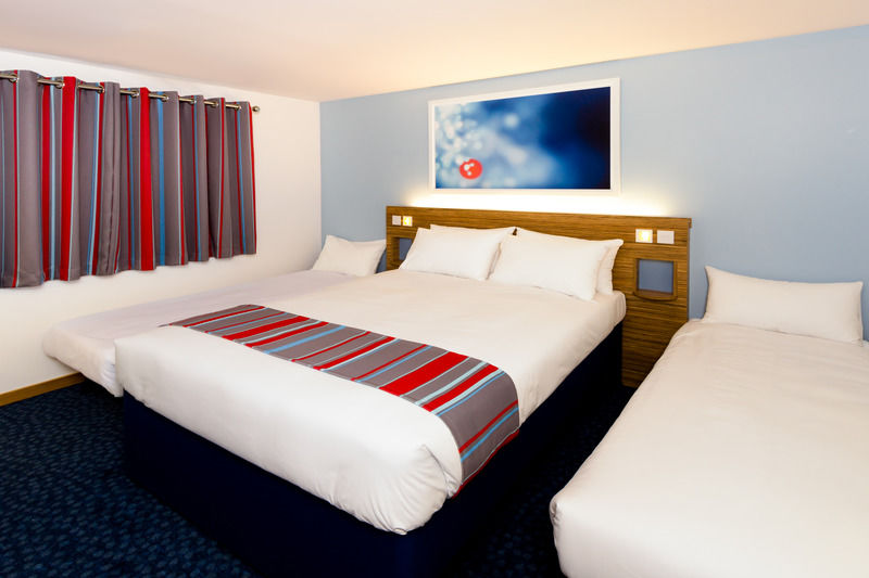 Ibis Budget London Heathrow T5 Слау Экстерьер фото