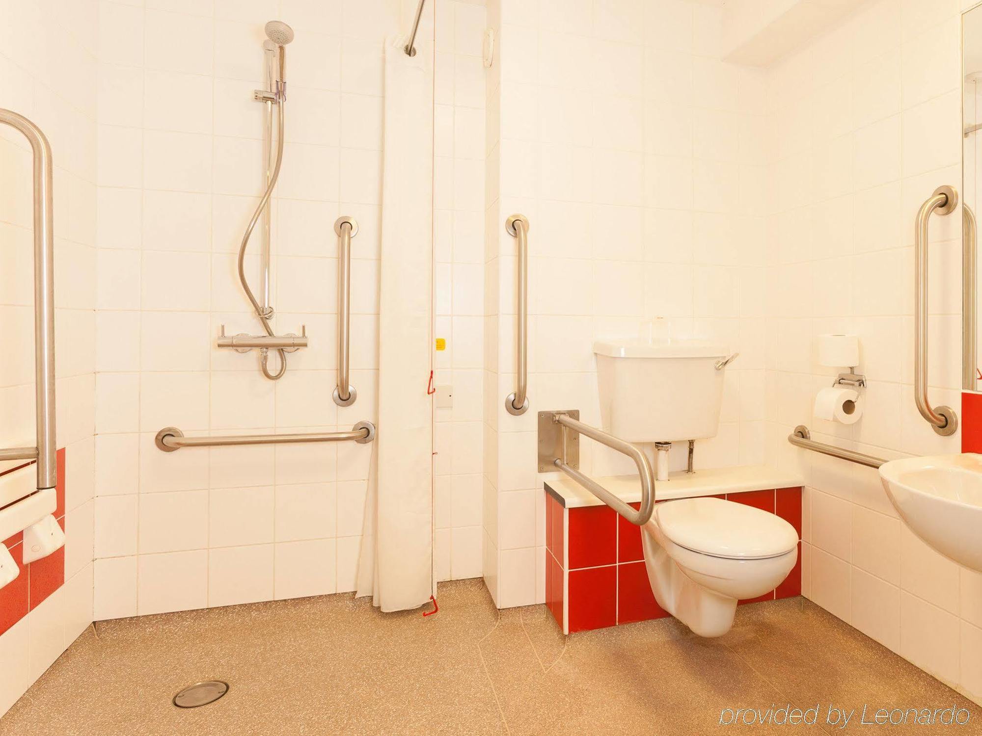 Ibis Budget London Heathrow T5 Слау Экстерьер фото