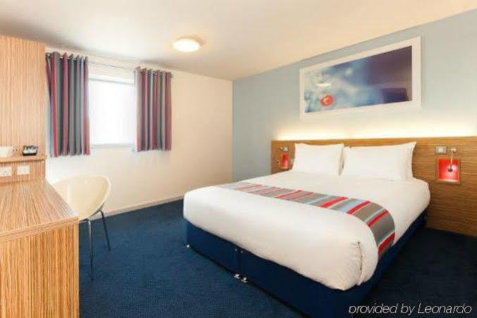 Ibis Budget London Heathrow T5 Слау Экстерьер фото