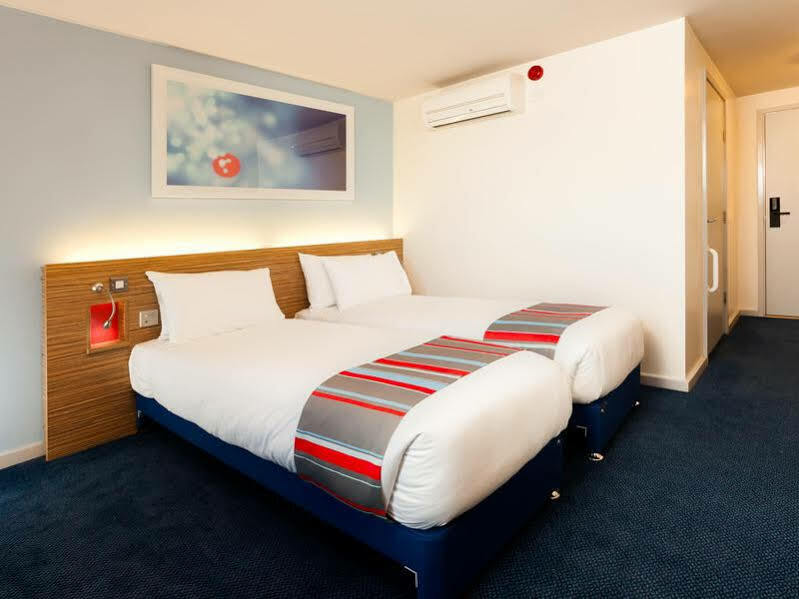 Ibis Budget London Heathrow T5 Слау Экстерьер фото
